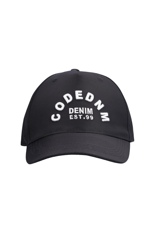 Front view: Timeless black peak cap with a subtle logo detail for a refined yet casual appearance.