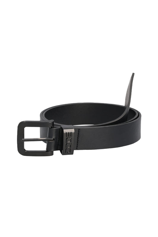 Front view: Timeless black PU belt with a refined, versatile look.